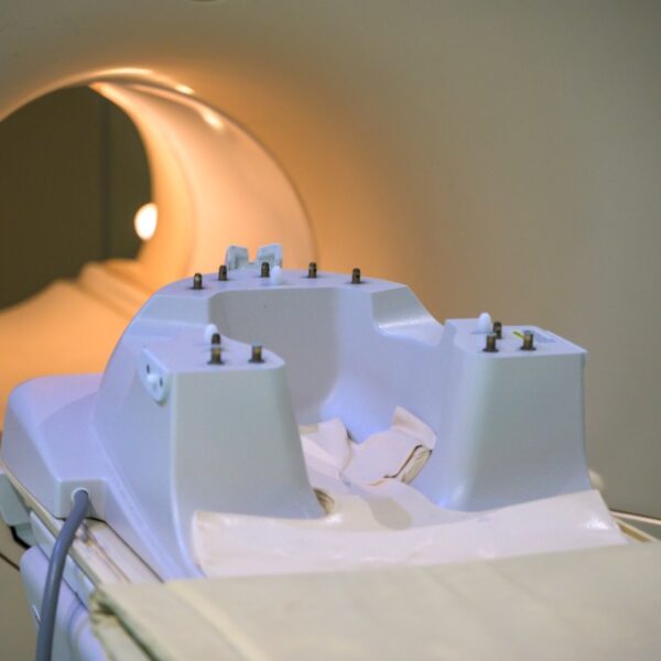 Magnetna rezonanca glave – 20% popusta MRI kolena u ExpertMRI Savremena dijagnostika bez čekanja Stručni tim radiologa u ExpertMRI MRI aparat 3T – precizna dijagnostika